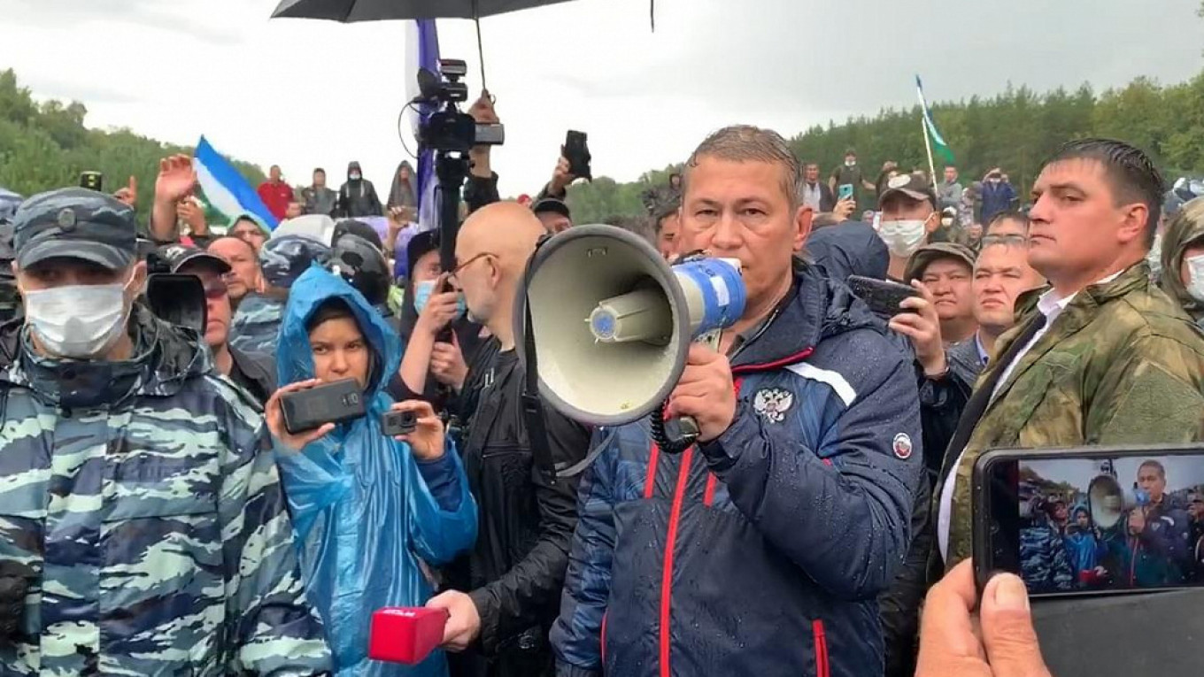 Радий Хабиров на встрече с защитниками Куштау.