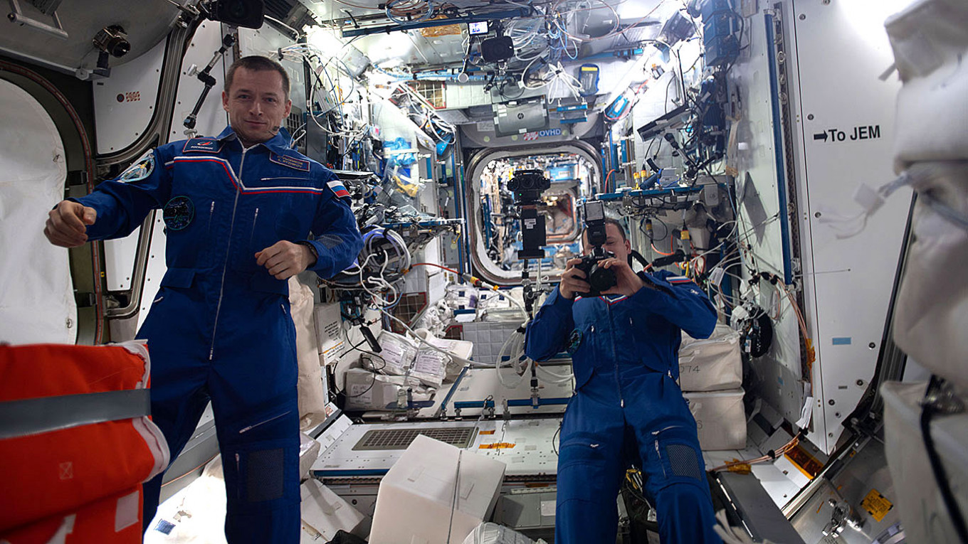 Российские космонавты Сергей Рыжиков и Сергей Кудь-Сверчков на МКС