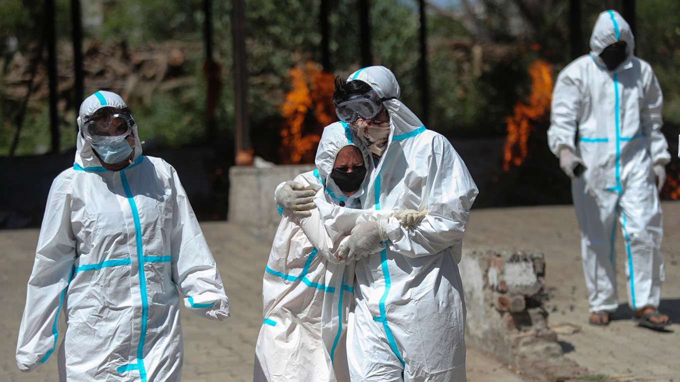 Похороны жертв коронавируса в Индии