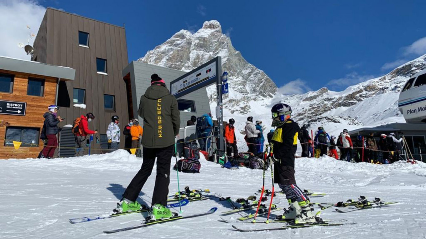 Начавшийся сезон в Червинии привлек множество горнолыжников – но ненадолго