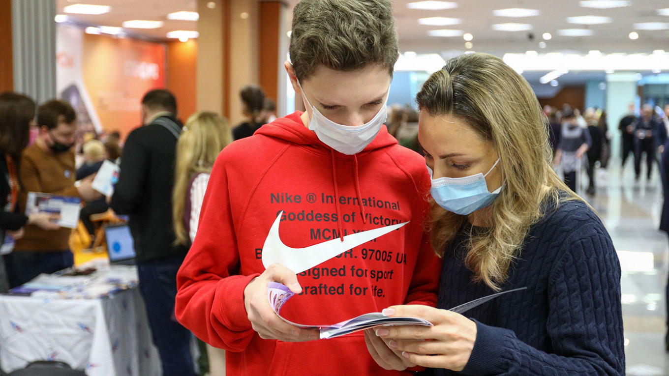 Образовательная выставка для школьников и родителей 