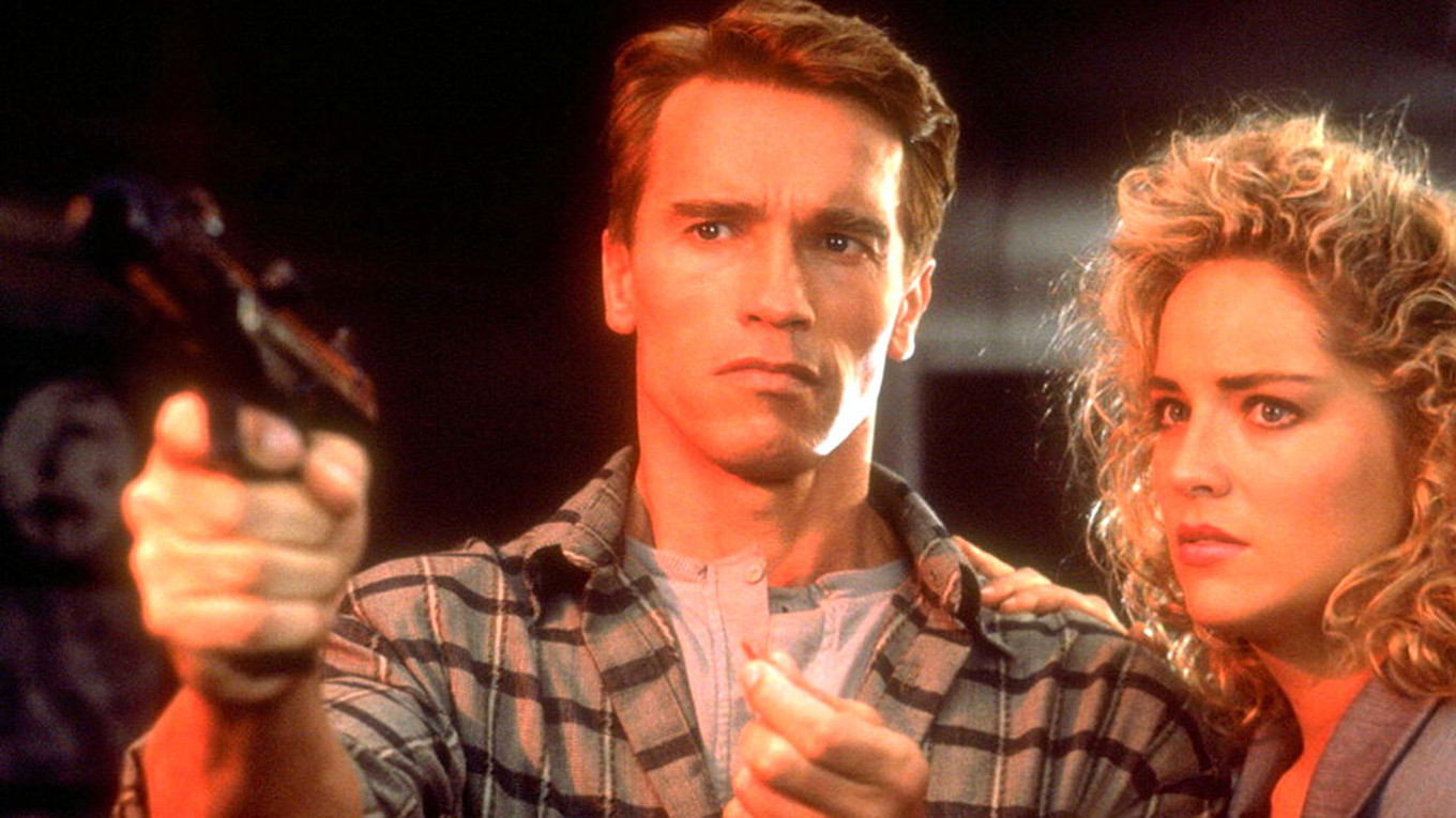 Арнольд Шварценеггер и Шерон Стоун в фильме «Вспомнить всё»