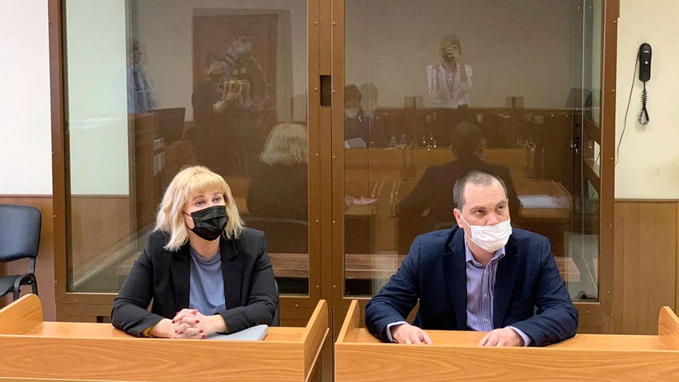 Адвокаты Навального Ольга Михайлова и Вадим Кобзев 