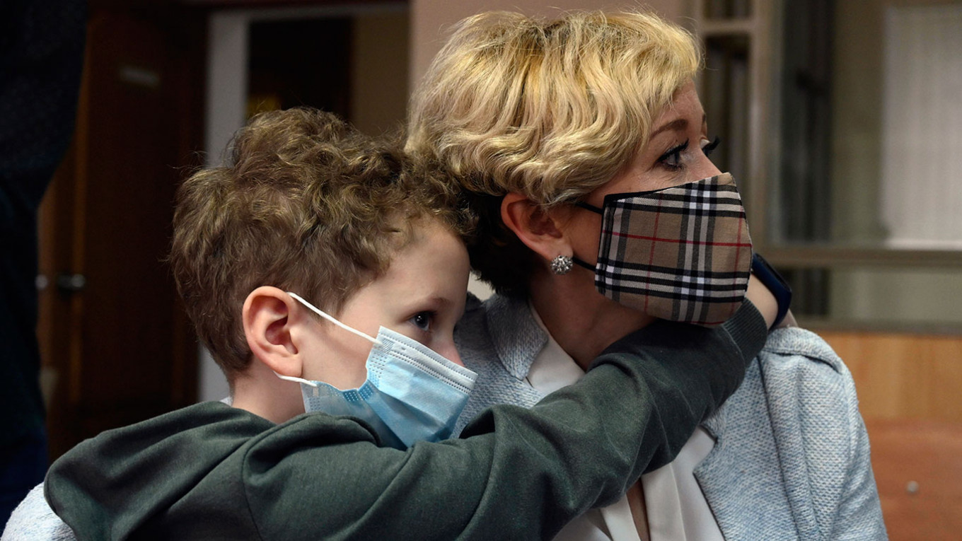 Анастасия Шевченко с сыном Михаилом во время оглашения приговора в Октябрьском суде