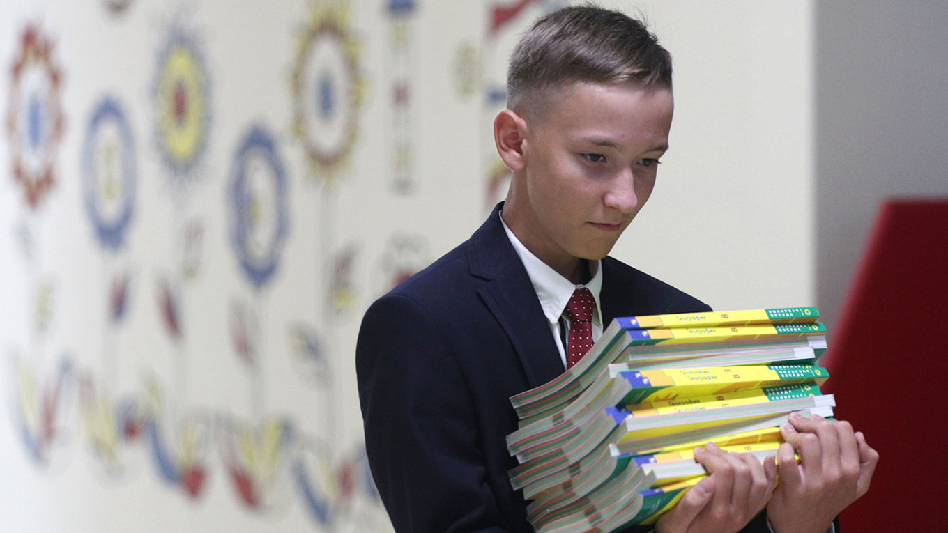 Школьник с учебниками